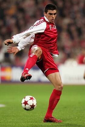 Lucio (Bayern) am Ball Fußball EC 1 Herren Champions League 2004 2005, FC Bayern München Einzelbild Aufmacher München Dynamik,