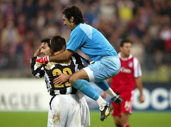 Torjubel Juventus mit Torwart Gianluigi Buffon, Fabio Cannavaro und Gianluca Zambrotta Fußball EC 1 Herren Champions League 2004 2005, FC Bayern München - Juventus Turin 0:1, Juve, Gruppe München Freude, Begeisterung,