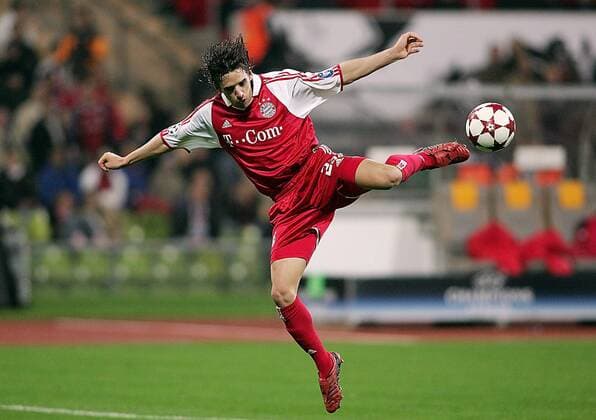 Owen Hargreaves (Bayern) springt nach dem Ball Fußball EC 1 Herren Champions League 2004 2005, FC Bayern München Einzelbild Aufmacher München Dynamik,