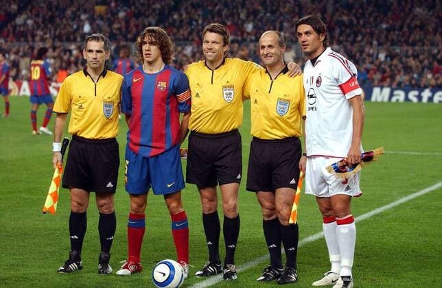 FIFA Schiedsrichter Urs Meier (Mitte) mit seinen Assistenten Martin Iseli (li.) und Rudolf Käppeli (alle Schweiz) sowie den Kapitänen Carles Puyol (FC Barcelona, 2.v.li.) und Paolo Maldini (Milan) vor Spielbeginn Fußball EC 1 Herren Champions League 2004 2005, FC Barcelona - AC Mailand 2:1, Barca, Vdig Gruppe Barcelona Harmonie,
