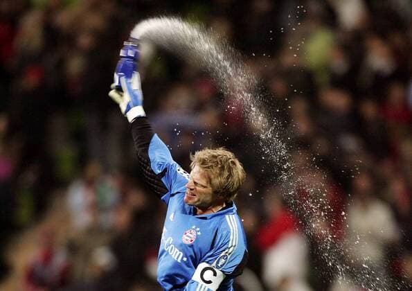 Torwart Oliver Kahn (Bayern) schleudert wütend seine Trinkflasche weg Fußball EC 1 Herren Champions League 2004 2005, FC Bayern München, Aufmacher Einzelbild München Wut,