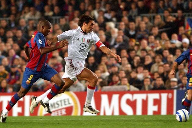 Paolo Maldini (Milan, re.) gegen Samuel Etoo (FC Barcelona) Fußball EC 1 Herren Champions League 2004 2005, FC Barcelona - AC Mailand 2:1, Barca, Vdig Gruppe Barcelona Dynamik,
