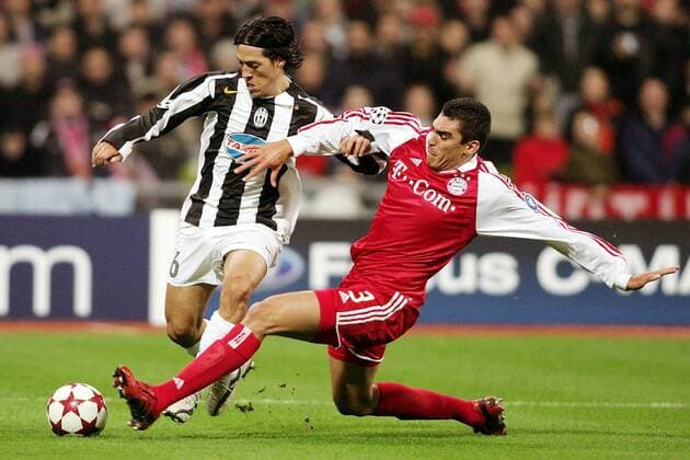 Mauro Camoranesi (Juventus, li.) gegen Lucio (Bayern) Fußball EC 1 Herren Champions League 2004 2005, FC Bayern München - Juventus Turin 0:1, Juve, Aufmacher Gruppe München Dynamik, Kampf,