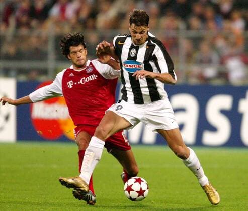 Michael Ballack (Bayern, li.) gegen Zlatan Ibrahimovic (Juventus) Fußball EC 1 Herren Champions League 2004 2005, FC Bayern München - Juventus Turin 0:1, Juve, Gruppe München Dynamik, Kampf,