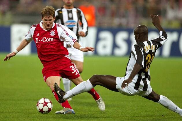 Bastian Schweinsteiger (Bayern, li.) gegen Lilian Thuram (Juventus) Fußball EC 1 Herren Champions League 2004 2005, FC Bayern München - Juventus Turin 0:1, Juve, Gruppe München Dynamik, Kampf,