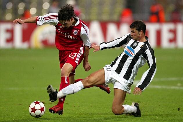 Manuele Blasi (Juventus, re.) grätscht gegen Owen Hargreaves (Bayern) Fußball EC 1 Herren Champions League 2004 2005, FC Bayern München - Juventus Turin 0:1, Juve, Gruppe München Dynamik, Kampf,
