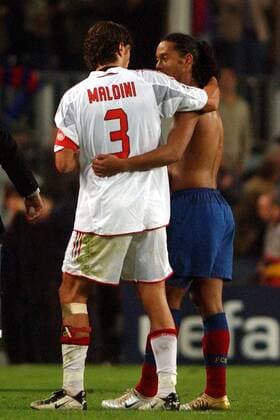 Paolo Maldini (Milan, li.) und Ronaldinho (FC Barcelona) - Umarmung nach Spielende Fußball EC 1 Herren Champions League 2004 2005, FC Barcelona - AC Mailand 2:1, Barca, Vdig Gruppe Barcelona Kameradschaft,