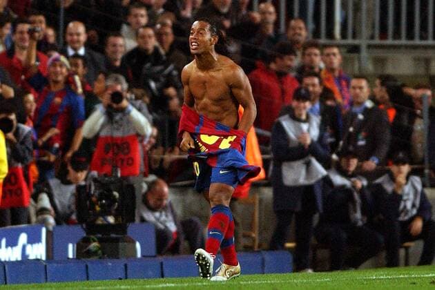 Ronaldinho (FC Barcelona) hat sich beim Torjubel seines Trikots entledigt Fußball EC 1 Herren Champions League 2004 2005, FC Barcelona, Barca, Vdig Einzelbild Barcelona Freude, Begeisterung,