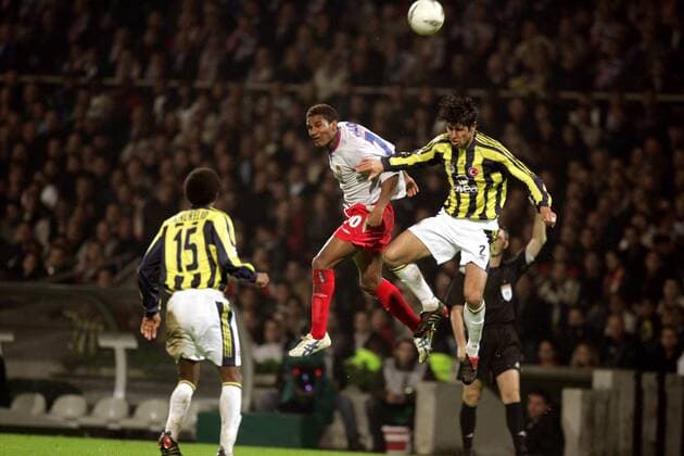 Florent Malouda (Lyon, Mitte) gegen Fabio Luciano (re., Fenerbahce) Fußball EC 1 Herren Champions League 2004 2005, Olympique Lyonnais - Fenerbahce Istanbul 4:2, OL, Vdig Gruppe pan7611 Lyon Dynamik,  