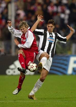 Andreas Görlitz (Bayern, li.) gegen Zlatan Ibrahimovic (Juventus) Fußball EC 1 Herren Champions League 2004 2005, FC Bayern München - Juventus Turin 0:1, Juve, Gruppe München Dynamik,