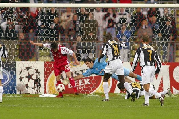 Torwart Gianluigi Buffon (Juventus) gegen Owen Hargreaves (Bayern) Fußball EC 1 Herren Champions League 2004 2005, FC Bayern München - Juventus Turin 0:1, Juve, Totale München Abwehr,