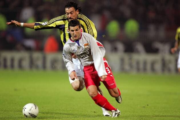 Pierre Alain Frau (Lyon, re.) gegen Cetin Servet (Fenerbahce) Fußball EC 1 Herren Champions League 2004 2005, Olympique Lyonnais - Fenerbahce Istanbul 4:2, OL, Vdig Gruppe pan7611 Lyon Dynamik,  