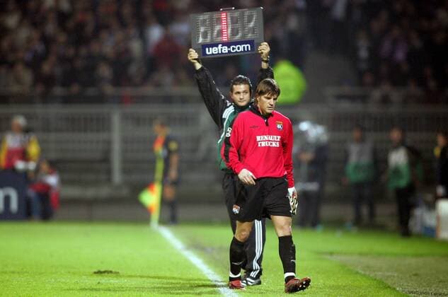 Torwart Gregory Coupet (Lyon) muß nach einer Verletzung vorzeitig ausgewechselt werden - der 4. Offizielle Andrea Romeo (Italien) zeigt es auf der Wechseltafel an Fußball EC 1 Herren Champions League 2004 2005, Olympique Lyonnais, OL, Vdig Gruppe pan7611 Lyon Enttäuschung,  