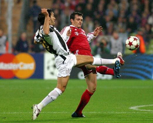Willy Sagnol (Bayern, re.) gegen Gianluca Zambrotta (Juventus) Fußball EC 1 Herren Champions League 2004 2005, FC Bayern München - Juventus Turin 0:1, Juve, Vdig Gruppe München Dynamik,