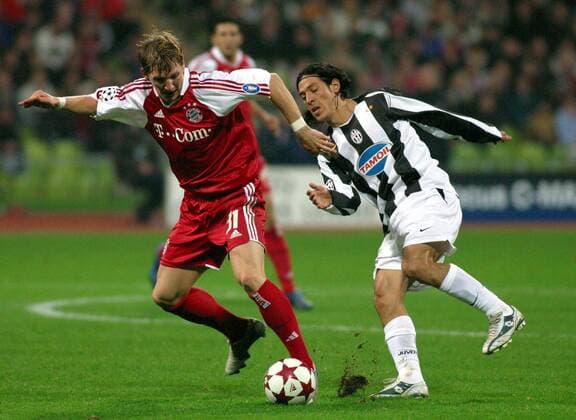 Bastian Schweinsteiger (Bayern, li.) gegen Mauro Camoranesi (Juventus) Fußball EC 1 Herren Champions League 2004 2005, FC Bayern München - Juventus Turin 0:1, Juve, Vdig Gruppe München Dynamik,