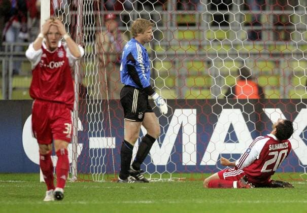 Hasan Salihamidzic (re.), Torwart Oliver Kahn und Schweinsteiger (alle Bayern, li.) - entsetzt nach dem späten Gegentreffer Fußball EC 1 Herren Champions League 2004 2005, FC Bayern München Gruppe München Enttäuschung, Verzweiflung,