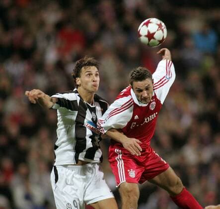 Zlatan Ibrahimovic (Juventus, li.) gegen Robert Kovac (Bayern) Fußball EC 1 Herren Champions League 2004 2005, FC Bayern München - Juventus Turin 0:1, Juve, Vdig Gruppe München Dynamik,