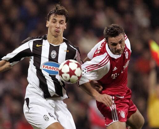 Zlatan Ibrahimovic (Juventus, li.) gegen Robert Kovac (Bayern) Fußball EC 1 Herren Champions League 2004 2005, FC Bayern München - Juventus Turin 0:1, Juve Gruppe München Dynamik,