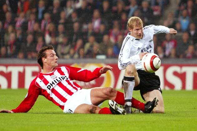 Jan Vennegoor of Hesselink (Eindhoven, li.) gegen Jan Gunnar Solli (Trondheim) - PUBLISHING RIGHTS FOR GERMAN MEDIA ONLY Fußball EC 1 Herren Champions League 2004 2005, PSV Eindhoven - Rosenborg Trondheim 1:0, Vdig Gruppe Eindhoven Dynamik,