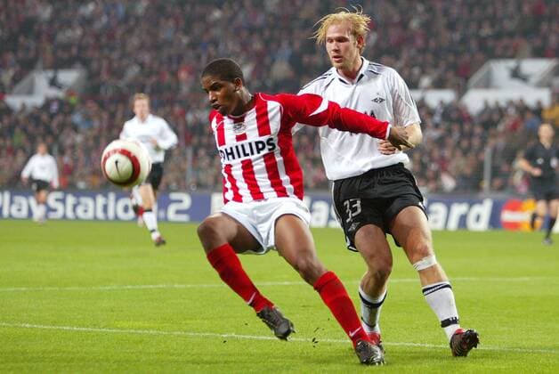 Jefferson Farfan (Eindhoven, li.) gegen Mikael Dorsin (Trondheim) - PUBLISHING RIGHTS FOR GERMAN MEDIA ONLY Fußball EC 1 Herren Champions League 2004 2005, PSV Eindhoven - Rosenborg Trondheim 1:0, Vdig Gruppe Eindhoven Dynamik,