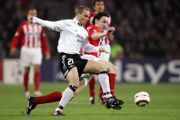 Stale Stensaas (Trondheim, li.) gegen Mark van Bommel (Eindhoven) - PUBLISHING RIGHTS FOR GERMAN MEDIA ONLY Fußball EC 1 Herren Champions League 2004 2005, PSV Eindhoven - Rosenborg Trondheim 1:0, Vdig Gruppe Eindhoven Dynamik,