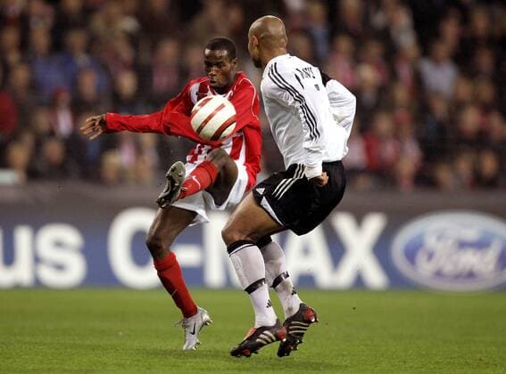 DaMarcus Beasley (Eindhoven, li.) gegen Robbie Russel (Trondheim) - PUBLISHING RIGHTS FOR GERMAN MEDIA ONLY Fußball EC 1 Herren Champions League 2004 2005, PSV Eindhoven - Rosenborg Trondheim 1:0, Vdig Gruppe Eindhoven Dynamik,