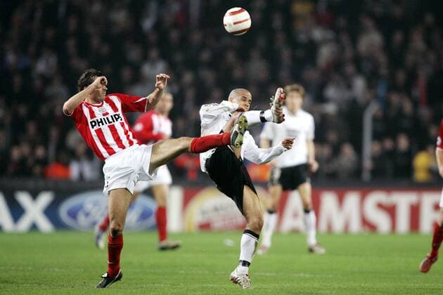 Phillip Cocu (Eindhoven, li.) gegen Robbie Russel (Trondheim) - PUBLISHING RIGHTS FOR GERMAN MEDIA ONLY Fußball EC 1 Herren Champions League 2004 2005, PSV Eindhoven - Rosenborg Trondheim 1:0, Vdig Gruppe Eindhoven Dynamik,
