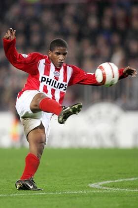Jefferson Farfan (Eindhoven) am Ball - PUBLISHING RIGHTS FOR GERMAN MEDIA ONLY Fußball EC 1 Herren Champions League 2004 2005, PSV Eindhoven, Vdig Einzelbild Eindhoven Dynamik,