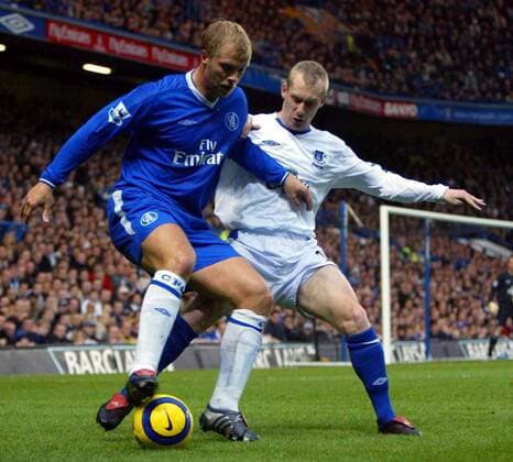Eidur Gudjohnsen (Chelsea, li.) gegen Tony Hibbert (Everton) Fußball Herren English Premier League 2004 2005, 1. Englische Liga, Chelsea FC London - FC Everton 1:0, Vdig, Gruppe London Dynamik,