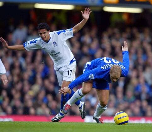 Eidur Gudjohnsen (Chelsea, re.) kommt gegen Tim Cahill (Everton) ins Straucheln Fußball Herren English Premier League 2004 2005, 1. Englische Liga, Chelsea FC London - FC Everton 1:0, Vdig, Gruppe London Dynamik,