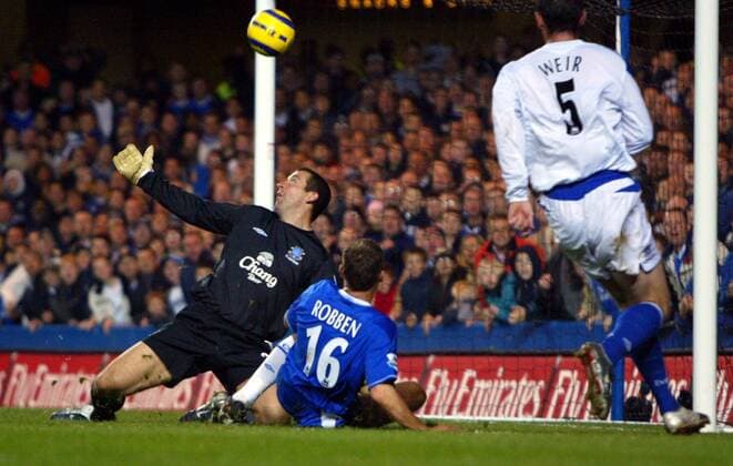 Arjen Robben (Chelsea, Mitte) überwindet Torwart Nigel Martyn (Everton) und erzielt die 1:0-Führung Fußball Herren English Premier League 2004 2005, 1. Englische Liga, Chelsea FC London - FC Everton 1:0, Vdig, Gruppe London Dynamik,
