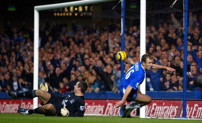 Arjen Robben (Chelsea, re.) dreht nach seinem Treffer gegen Torwart Nigel Martyn (Everton) jubelnd ab Fußball Herren English Premier League 2004 2005, 1. Englische Liga, Chelsea FC London - FC Everton 1:0, Vdig, Gruppe London