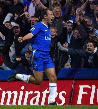 Torschütze Arjen Robben (Chelsea) feiert vor den begeisterten Fans die 1:0-Führung Fußball Herren English Premier League 2004 2005, 1. Englische Liga, Chelsea FC London, Vdig, Gruppe London Begeisterung, Freude,