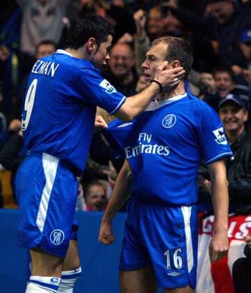 Mateja Kezman (li.) gratuliert Arjen Robben (beide Chelsea) nach seinem Führungstreffer Fußball Herren English Premier League 2004 2005, 1. Englische Liga, Chelsea FC London, Vdig, Gruppe London