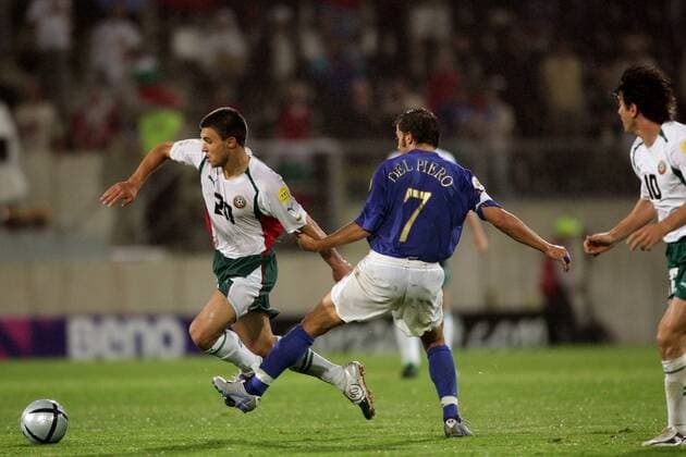 Valeri Bojinov (Bulgarien, li.) wird von Alessandro Del Piero (Italien) zu Fall gebracht Fußball EM Herren Euro 2004, Europameisterschaft, Länderspiel, Nationalmannschaft, Nationalteam, Gruppe C Gruppe Guimaraes Dynamik,