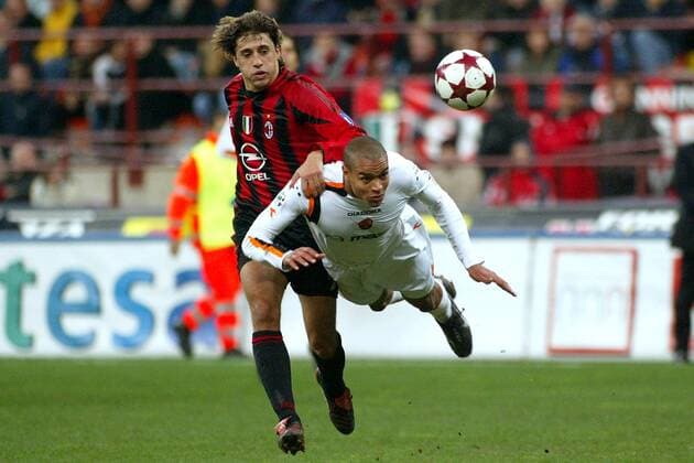 Matteo Ferrari (Roma, re.) - Flugkopfball vor Hernan Crespo (Milan) Fußball Herren Serie A 2004 2005, 1. Italienische Liga, AC Mailand - AS Rom 1:1 Gruppe Mailand