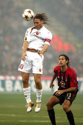 Francesco Totti (Roma, li.) - Kopfball unter Beobachtung von Alessandro Nesta (Milan) Fußball Herren Serie A 2004 2005, 1. Italienische Liga, AC Mailand - AS Rom 1:1 Gruppe Mailand Dynamik, Höhe,