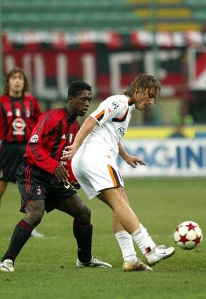 Francesco Totti (Roma, re.) gegen Clarence Seedorf (Milan) Fußball Herren Serie A 2004 2005, 1. Italienische Liga, AC Mailand - AS Rom 1:1 Gruppe Mailand Dynamik,