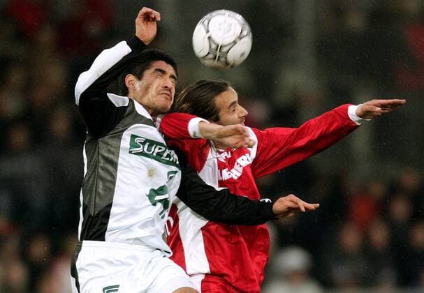 Carlos Chaile (Pasching, li.) gegen Alen Skoro (Graz) Fußball Herren tmobileBundesliga 2004 2005, 1. Österreichische Liga, FC Superfund Pasching - Grazer AK 1:2, GAK, Gruppe Pasching Dynamik,