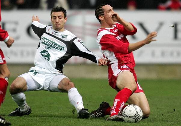 Emanuel Pogatetz (Graz, re.) wird von Yüksel Sariyar (Pasching) unsauber gestoppt Fußball Herren tmobileBundesliga 2004 2005, 1. Österreichische Liga, FC Superfund Pasching - Grazer AK 1:2, GAK, Gruppe Pasching Dynamik,