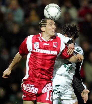 Emanuel Pogatetz (Graz, li.) am Ball vor Eduard Glieder (Pasching) Fußball Herren tmobileBundesliga 2004 2005, 1. Österreichische Liga, FC Superfund Pasching - Grazer AK 1:2, GAK, Gruppe Pasching Dynamik,