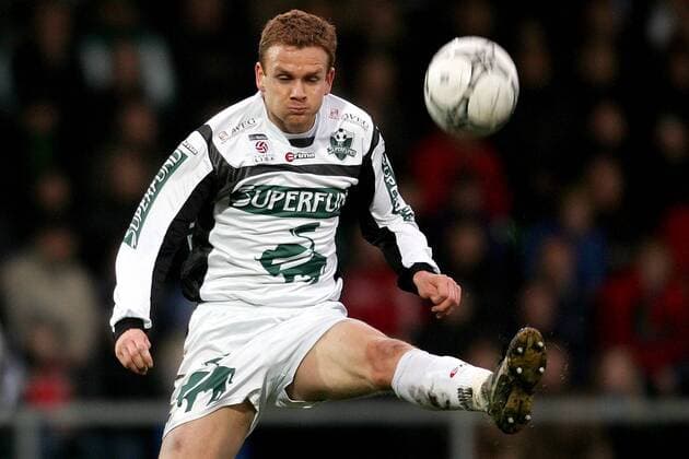 Michael Horvath (Pasching) am Ball Fußball Herren tmobileBundesliga 2004 2005, 1. Österreichische Liga, FC Superfund Pasching, Vdig, Einzelbild Pasching Dynamik,
