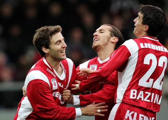 Torjubel Graz mit (v.li.) Joachim Standfest, Alen Skoro und Mario Bazina Fußball Herren tmobileBundesliga 2004 2005, 1. Österreichische Liga, Grazer AK, GAK, Vdig, Gruppe Pasching Freude,