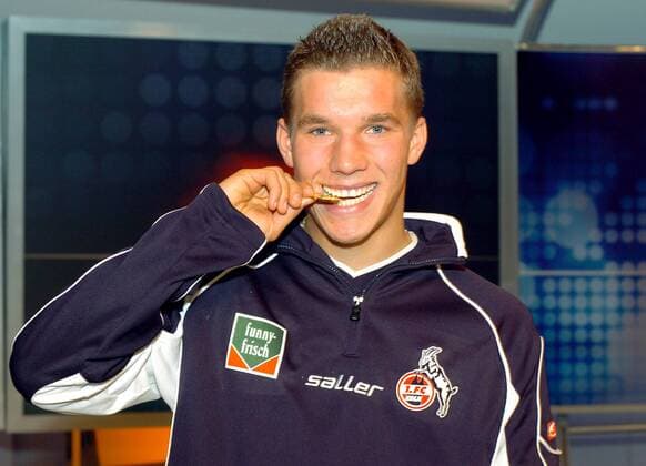 Lukas Podolski (Köln) prüft seine Medaille für das Tor des Monats Oktober der ARD-Sportschau auf Echtheit Fußball 2. BL Herren Saison 2004 2005, 1. FC Köln, Auszeichnung, Ehrung, Sportlerauszeichnung, Sportlerehrung, Einzelbild Köln