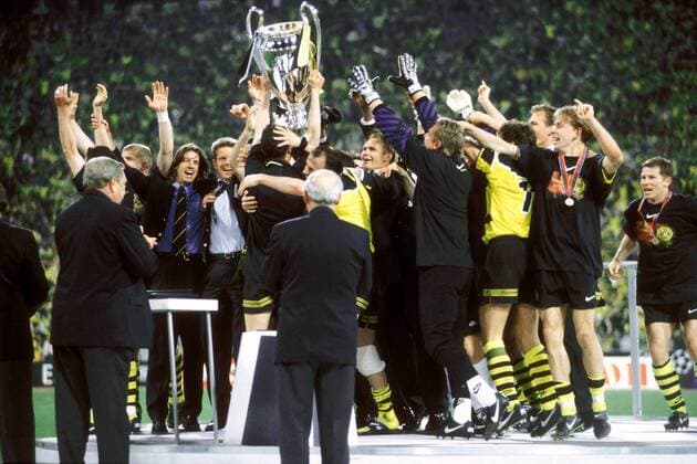 Siegesjubel BVB mit dem Champions League Pokal - u.a. Wolfgang Feiersinger (li.), Knut Reinhardt (2.v.li.), Vladimir But (5.v.re.) und Jörg Heinrich (re.) Fußball EC 1 Herren Champions League 1996 1997, Borussia Dortmund, Finale, Endspiel, Europacupsieg, Europapokalsieg Totale München Freude, Begeisterung,