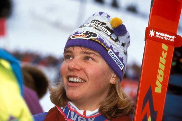 Katja Seizinger (Deutschland) verfolgt zufrieden das Renngeschehen Alpiner Skilauf OS Winter Damen Olympische Winterspiele Albertville 1992, Olympia, Olympiade, Spiele, Ski Alpin, Skisport, Vdia Porträt Meribel Freude,
