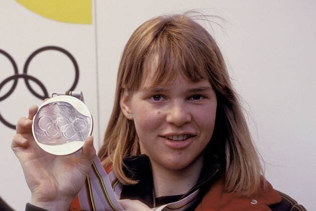 Katja Seizinger (Deutschland) präsentiert ihre Bronzemedaille im Super G Alpiner Skilauf OS Winter Damen Olympische Winterspiele Albertville 1992, Olympia, Olympiade, Spiele, Ski Alpin, Skisport, Vdia Porträt Meribel