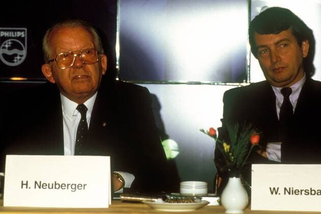 DFB Präsident Hermann Neuberger (li.) und Pressechef Wolfgang Niersbach (Deutschland) Fußball EM Herren Europameisterschaft 1988, Nationalmannschaft, Nationalteam Gruppe Aufnahmedatum geschätzt Düsseldorf