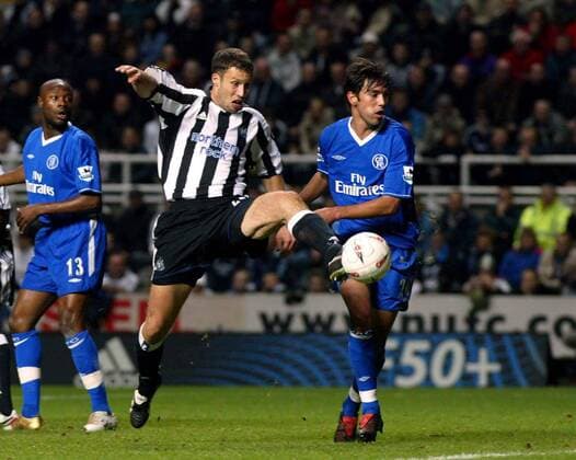 Ronny Johnsen (Newcastle, li.) gegen Paulo Ferreira (Chelsea) Fußball Herren Carling Cup 2004 2005, Englischer Ligapokal, Newcastle United FC - Chelsea FC London 0:2, Vdig Gruppe Newcastle Dynamik,