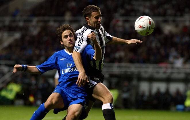 Joe Cole (Chelsea, li.) gegen Ronny Johnsen (Newcastle) Fußball Herren Carling Cup 2004 2005, Englischer Ligapokal, Newcastle United FC - Chelsea FC London 0:2, Vdig Gruppe Newcastle Dynamik,